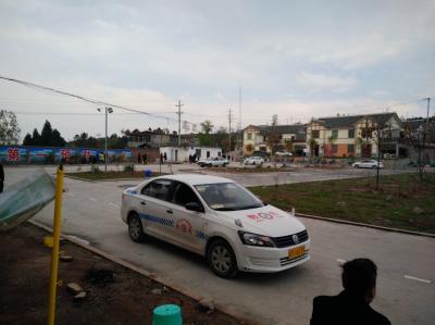 教練員等候學員上車練習